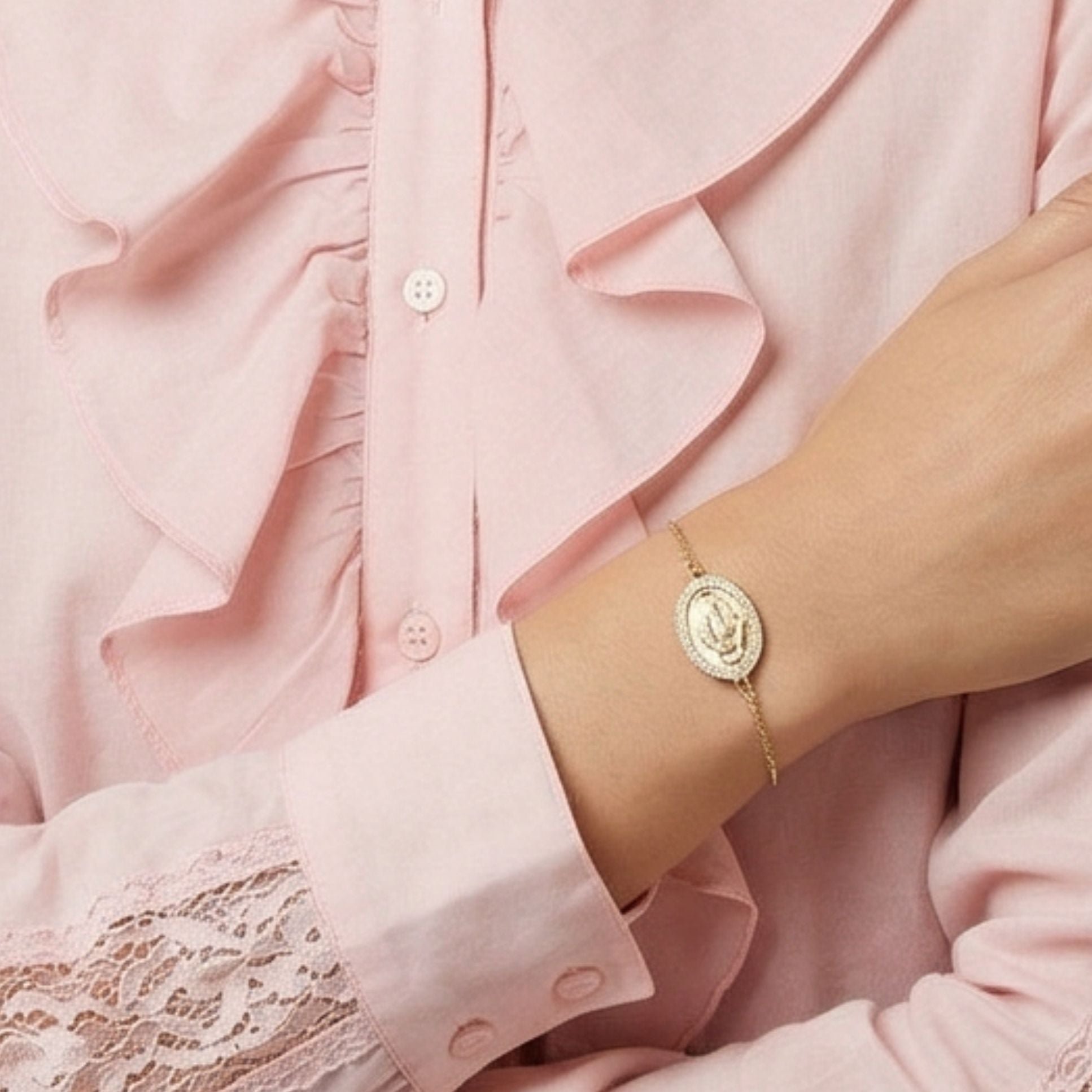 Bracelet Vierge Marie porté au poignet bijou symbolique élégant – Jossepo