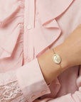 Bracelet Vierge Marie porté au poignet bijou symbolique élégant – Jossepo