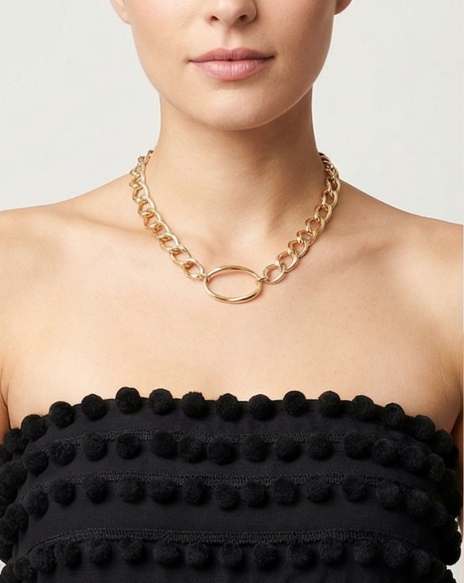 Collier Allegra en chaîne dorée avec maillon ovale central, plaqué or, porté sur peau – Jossepo
