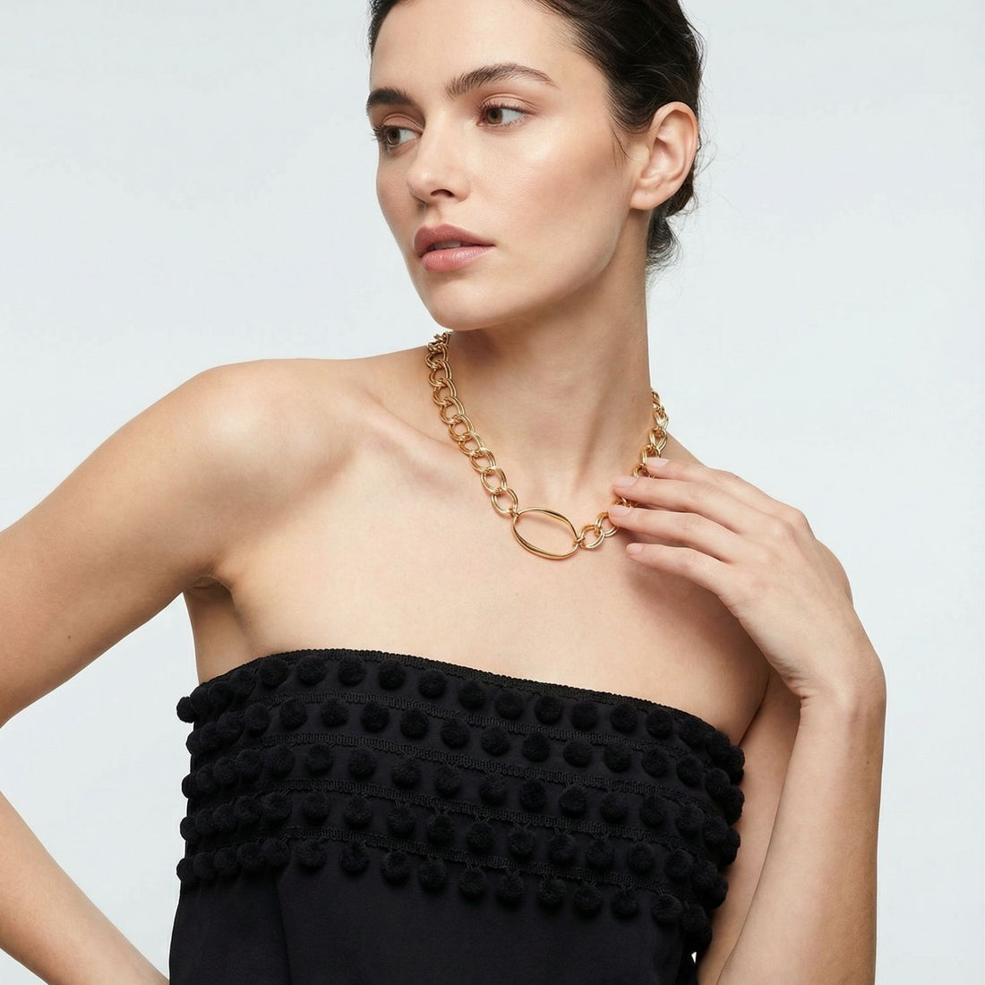 Détail du collier Allegra en chaîne dorée avec grand maillon ovale central, plaqué or – Jossepo