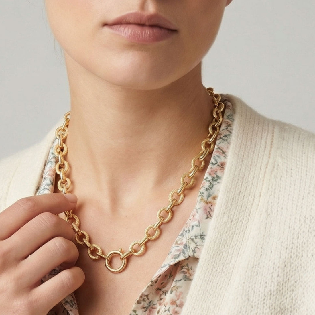 Collier Bianca en plaqué or porté en gros plan, chaîne élégante à maillons ronds – Jossepo