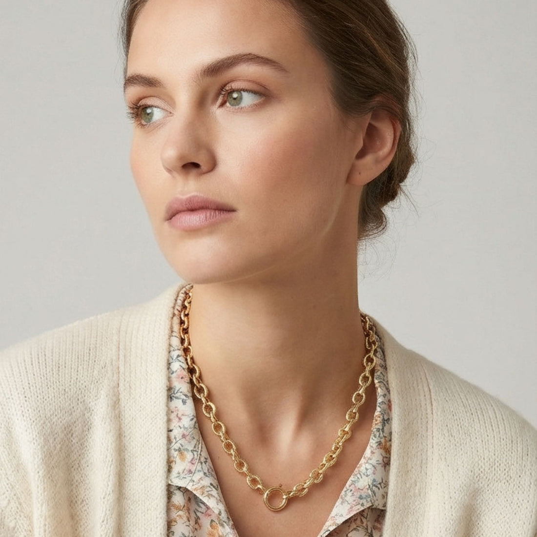 Détail du collier Bianca en plaqué or avec fermoir anneau porté sur le cou – Jossepo