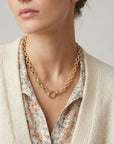 Collier Bianca en plaqué or porté par une femme, chaîne à maillons élégante et lumineuse – Jossepo