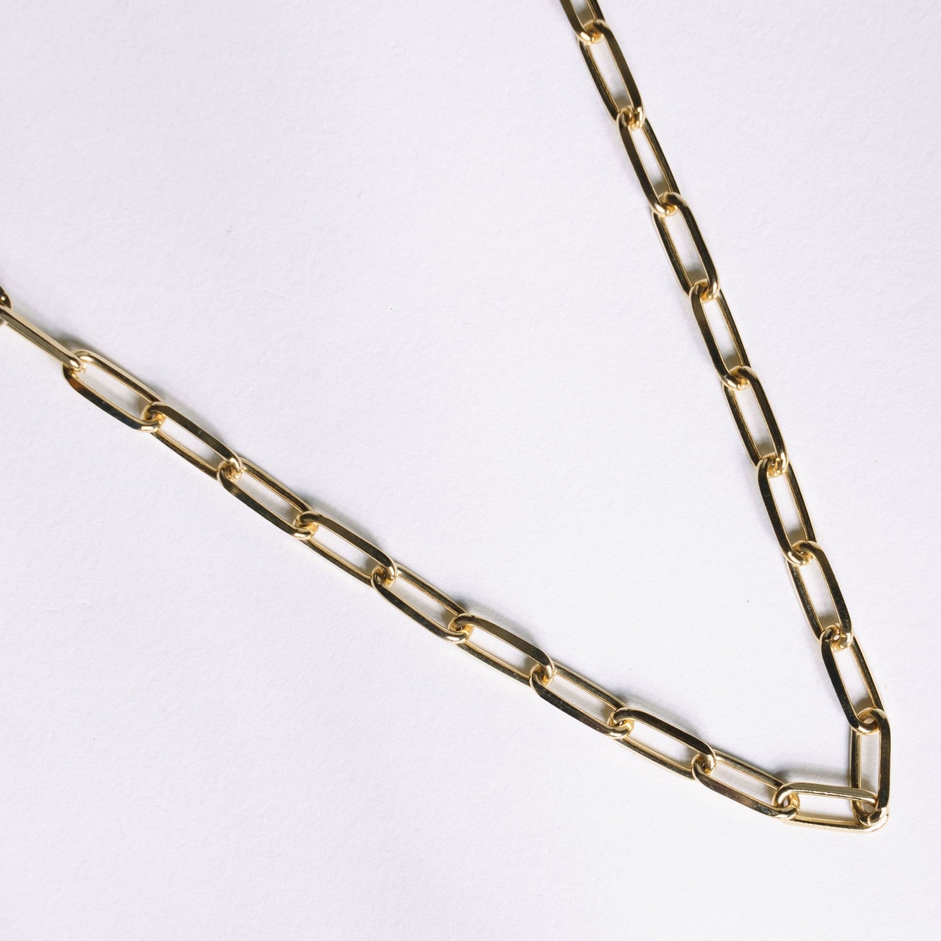 Gros plan sur les maillons dorés du Collier Cathie en plaqué or 18 carats
