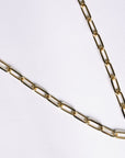 Gros plan sur les maillons dorés du Collier Cathie en plaqué or 18 carats
