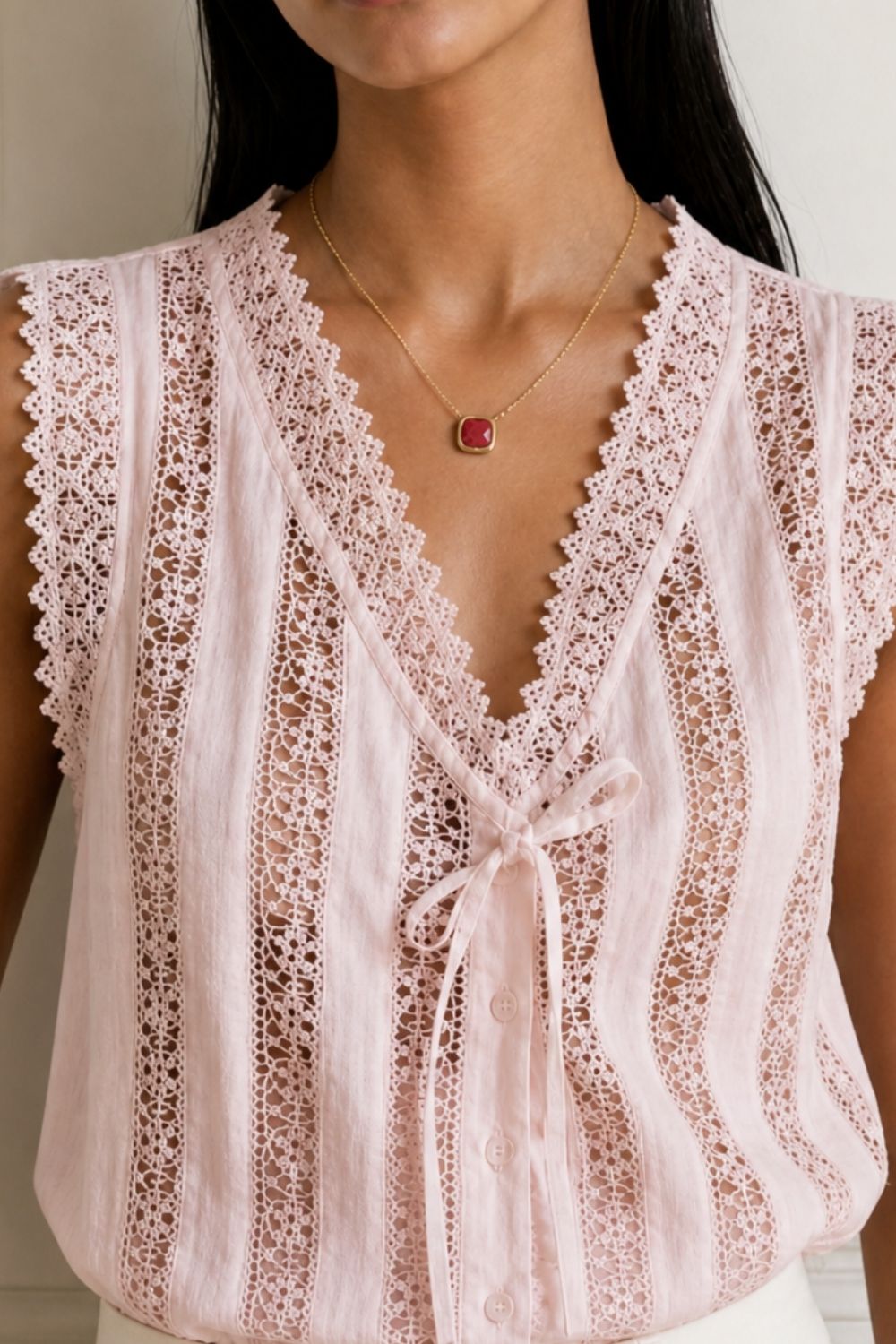 Collier Cerise porté au cou style féminin et lumineux – Jossepo