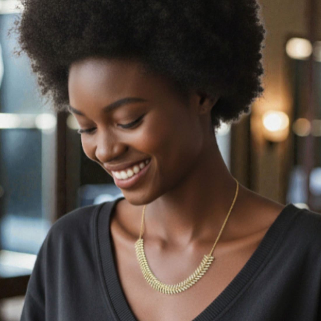 Collier doré en plaqué or à maillons feuillage, porté par une femme souriante – Jossepo