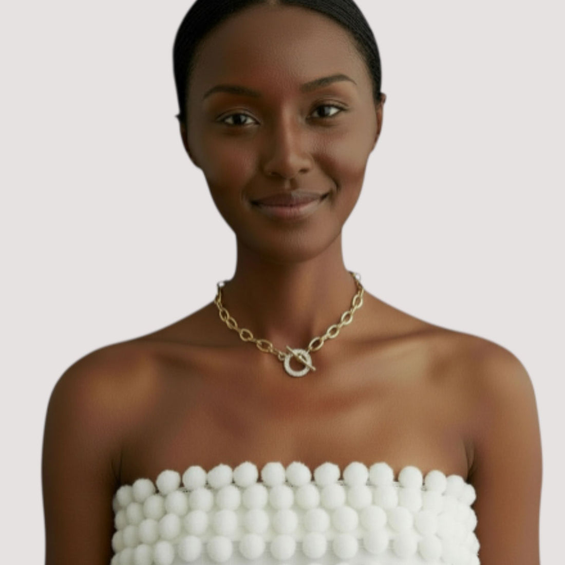 Collier Fiorella en plaqué or avec fermoir en T porté par un mannequin sur fond clair – Jossepo