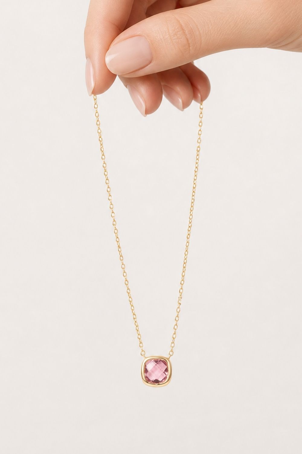 Collier Fraise porté au cou style romantique et lumineux – Jossepo