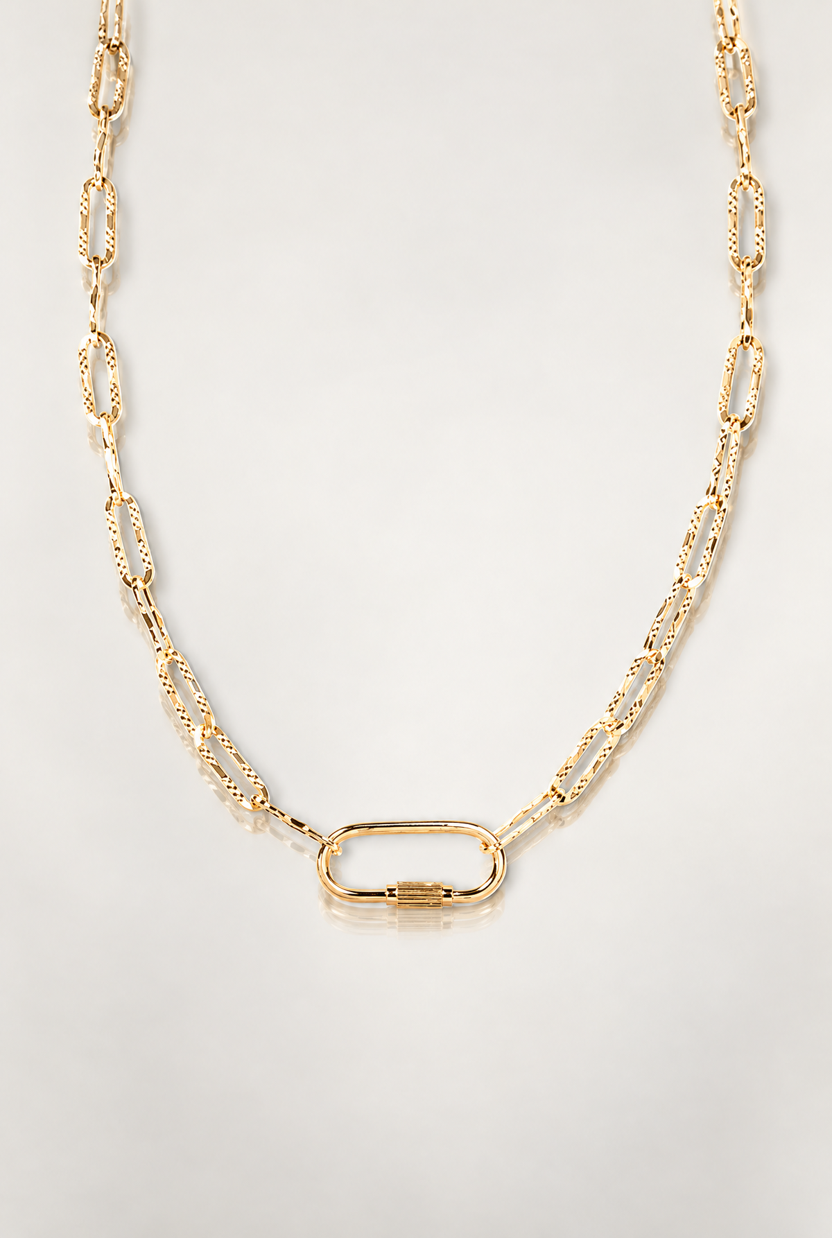 Collier George V de 39 cm en plaqué or 18 carats, maillons allongés texturés et fermoir ovale à vis sur fond clair avec reflet.
