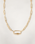 Collier George V de 39 cm en plaqué or 18 carats, maillons allongés texturés et fermoir ovale à vis sur fond clair avec reflet.