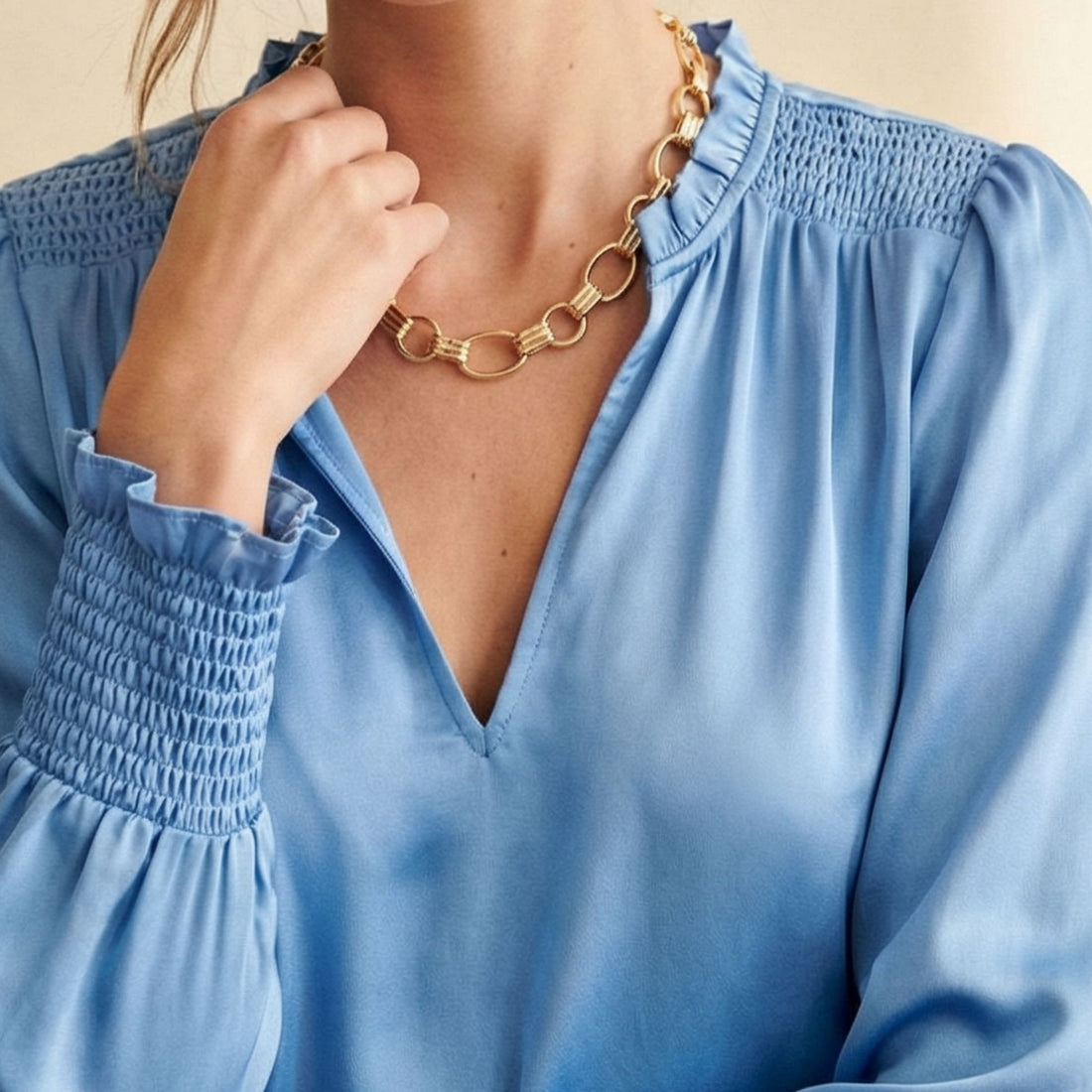 Collier Ginevra en plaqué or porté par une femme avec une blouse bleue élégante – Jossepo