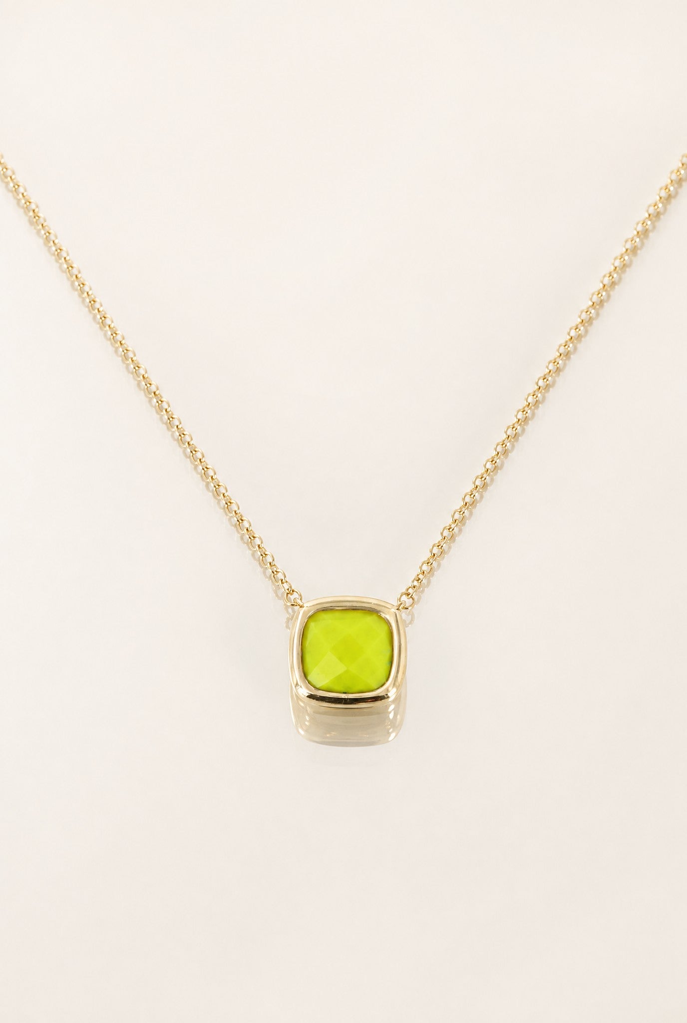 Détail collier Kiwi zirconia verte lumineuse plaqué or 18 carats – Jossepo