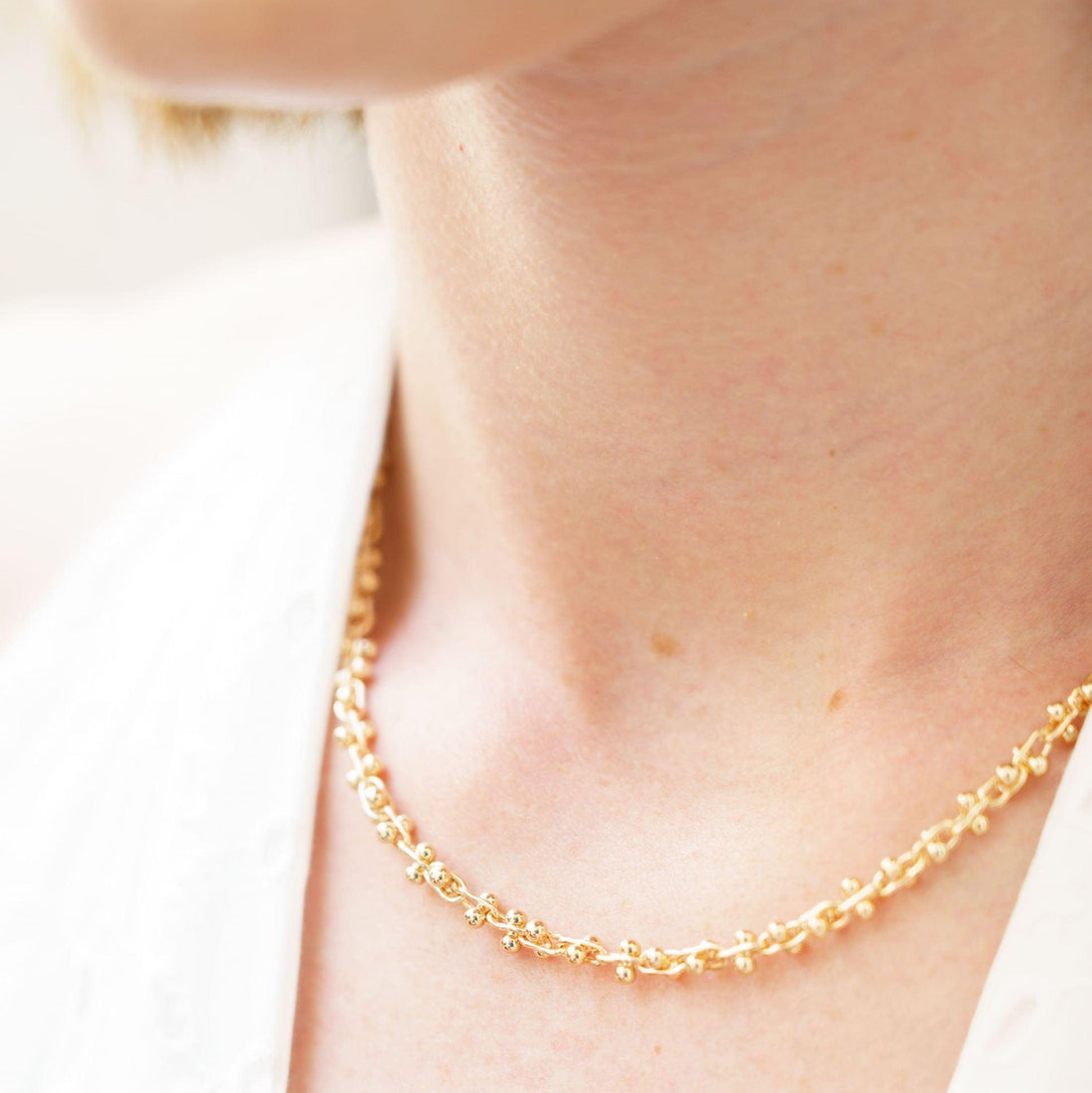 Collier Lisy au motif fleuri doré, création élégante en plaqué or – Jossepo