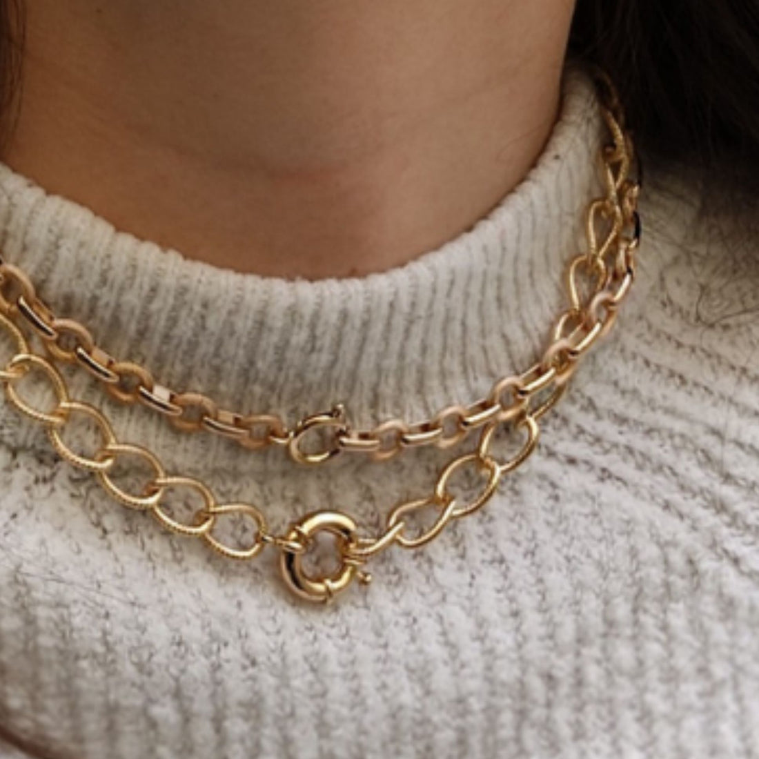 Collier à maillons larges dorés en plaqué or 18 carats porté sur un pull clair | Jossepo