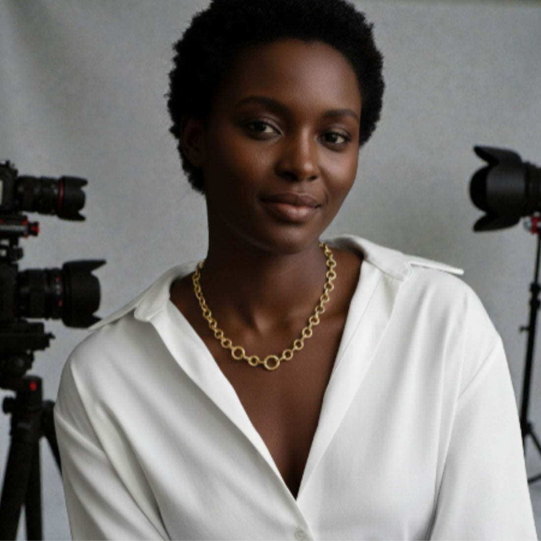 Femme portant un collier doré en plaqué or à maillons ronds, style moderne et raffiné – Jossepo