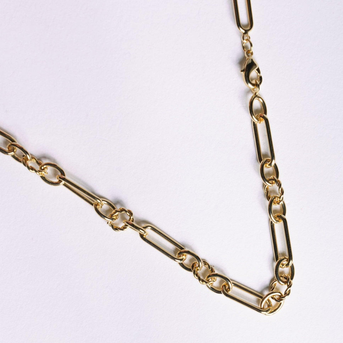 Modèle portant le Collier Marie en plaqué or 18 carats – Jossepo