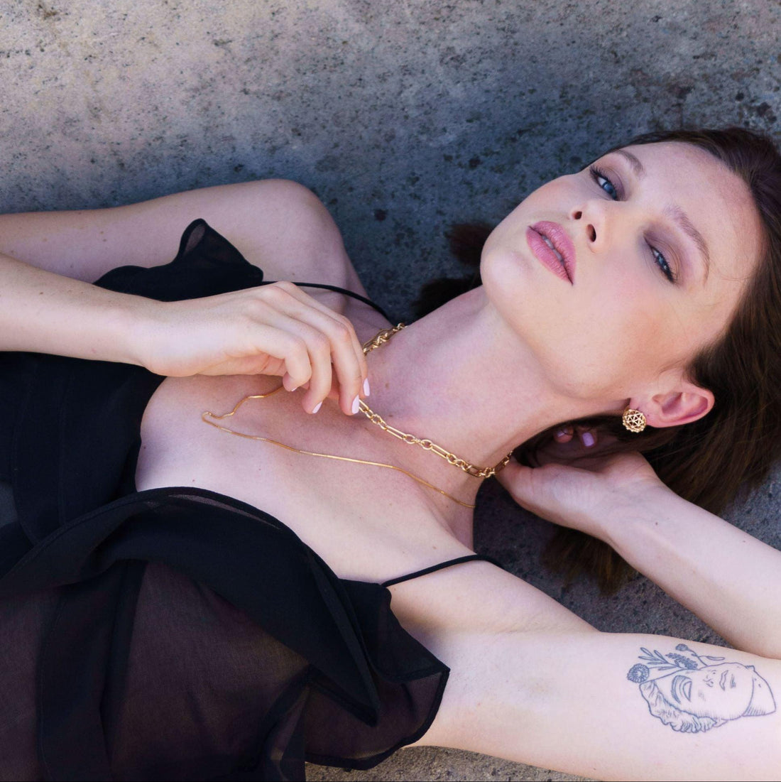 Collier Marie en plaqué or 18 carats porté par une modèle – Jossepo