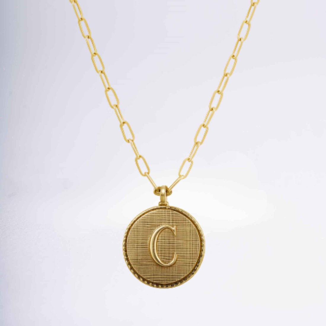 Collier médaille dorée avec initiale C en plaqué or 18 carats – Jossepo