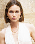 Collier Paris porté par une femme, design plaqué or – Jossepo