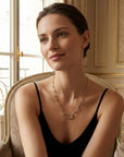 Collier Paula en plaqué or porté par une femme dans un intérieur élégant – Jossepo