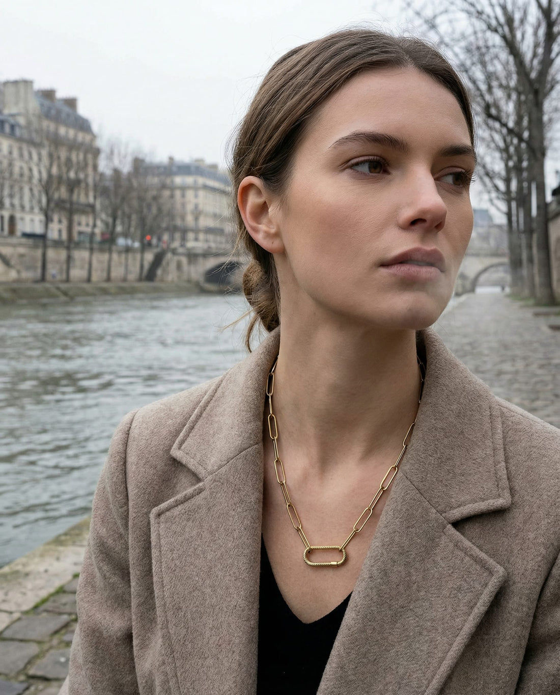 Collier Paula en plaqué or porté en gros plan sur une femme – Jossepo