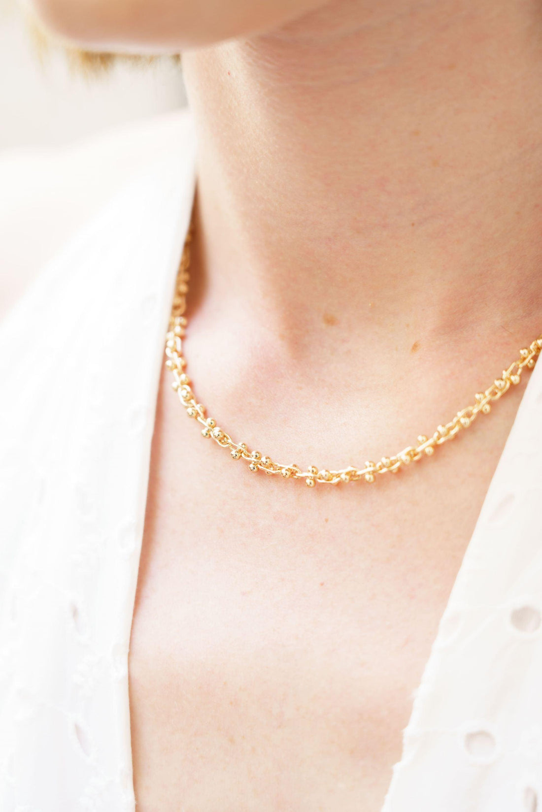 Collier Lisy porté au cou, bijou délicat et raffiné