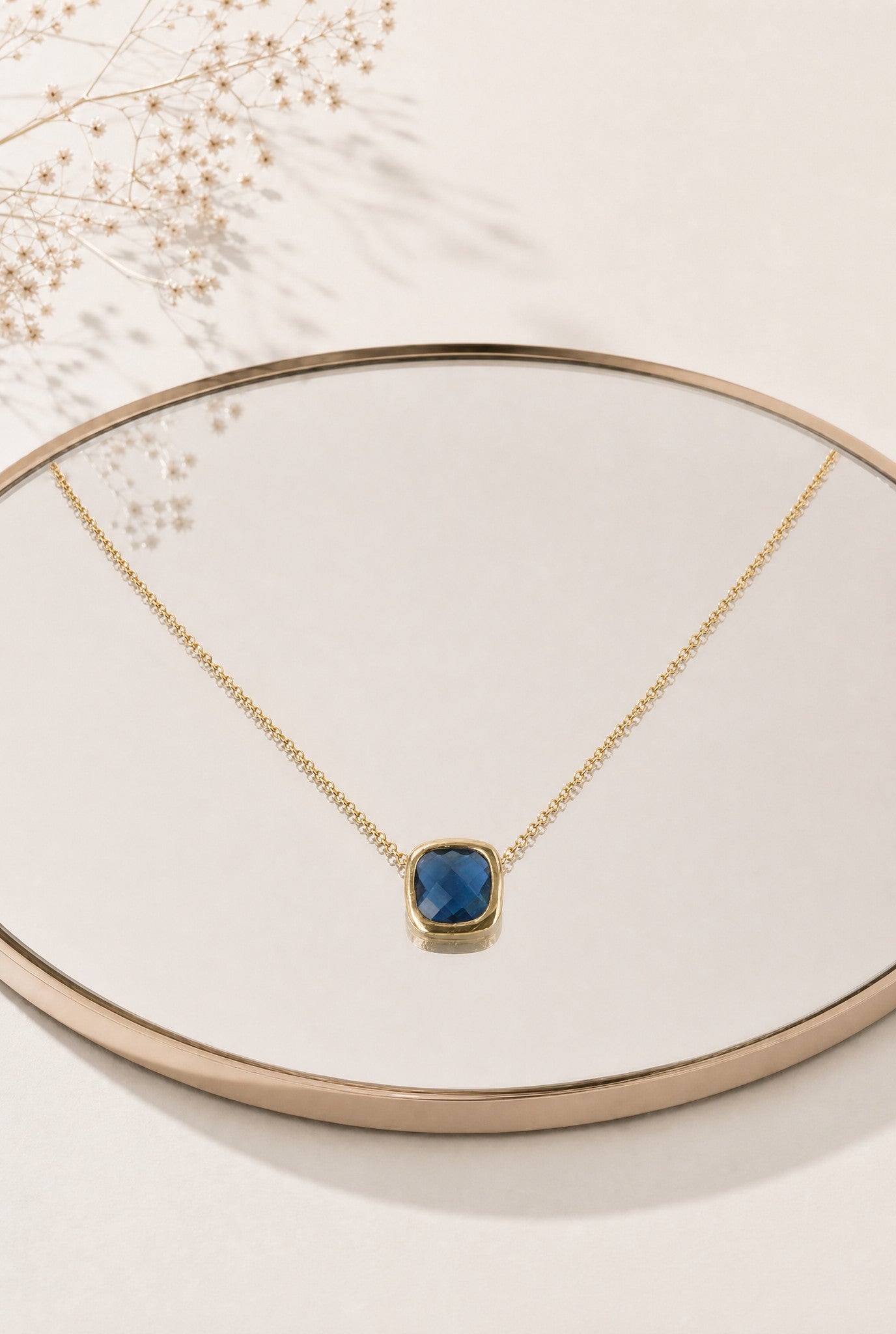 Détail collier Prune zirconia bleu profond plaqué or 18 carats – Jossepo
