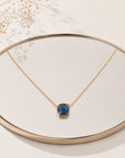 Détail collier Prune zirconia bleu profond plaqué or 18 carats – Jossepo