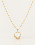 Collier Solférino de 45 cm en plaqué or 18 carats, chaîne fine et pendentif cercle floral de 16 mm sur fond clair avec reflet miroir.
