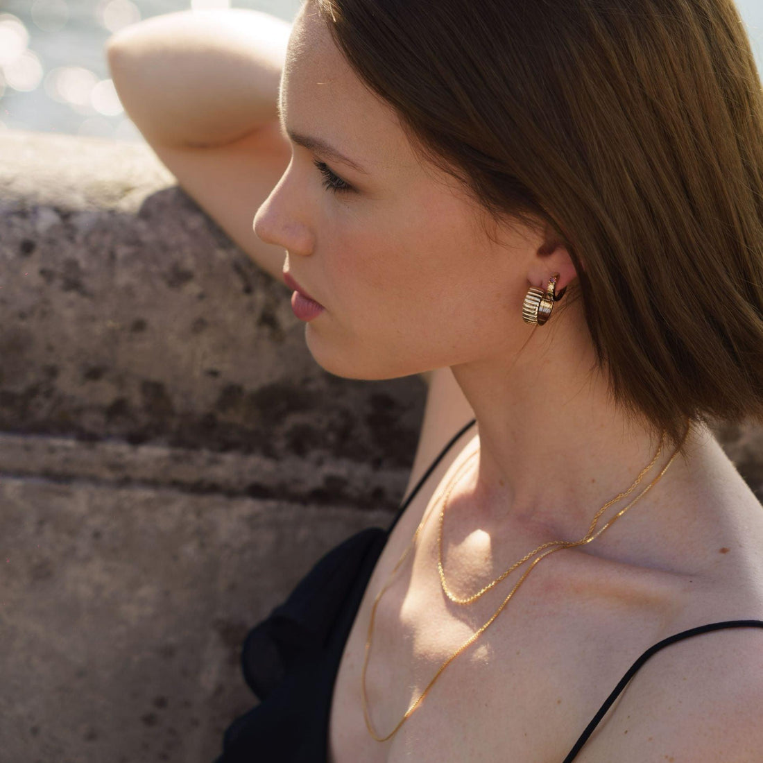 Collier Terre long en plaqué or 18 carats porté par un modèle – Jossepo