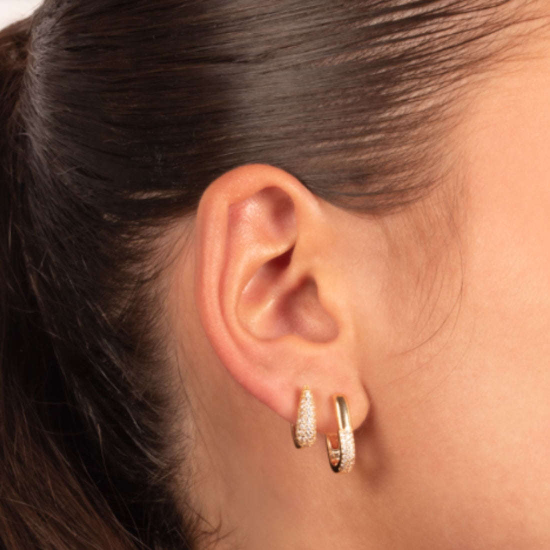 Créoles dorées moyennes pavées en plaqué or 18 carats portées à l’oreille – Jossepo