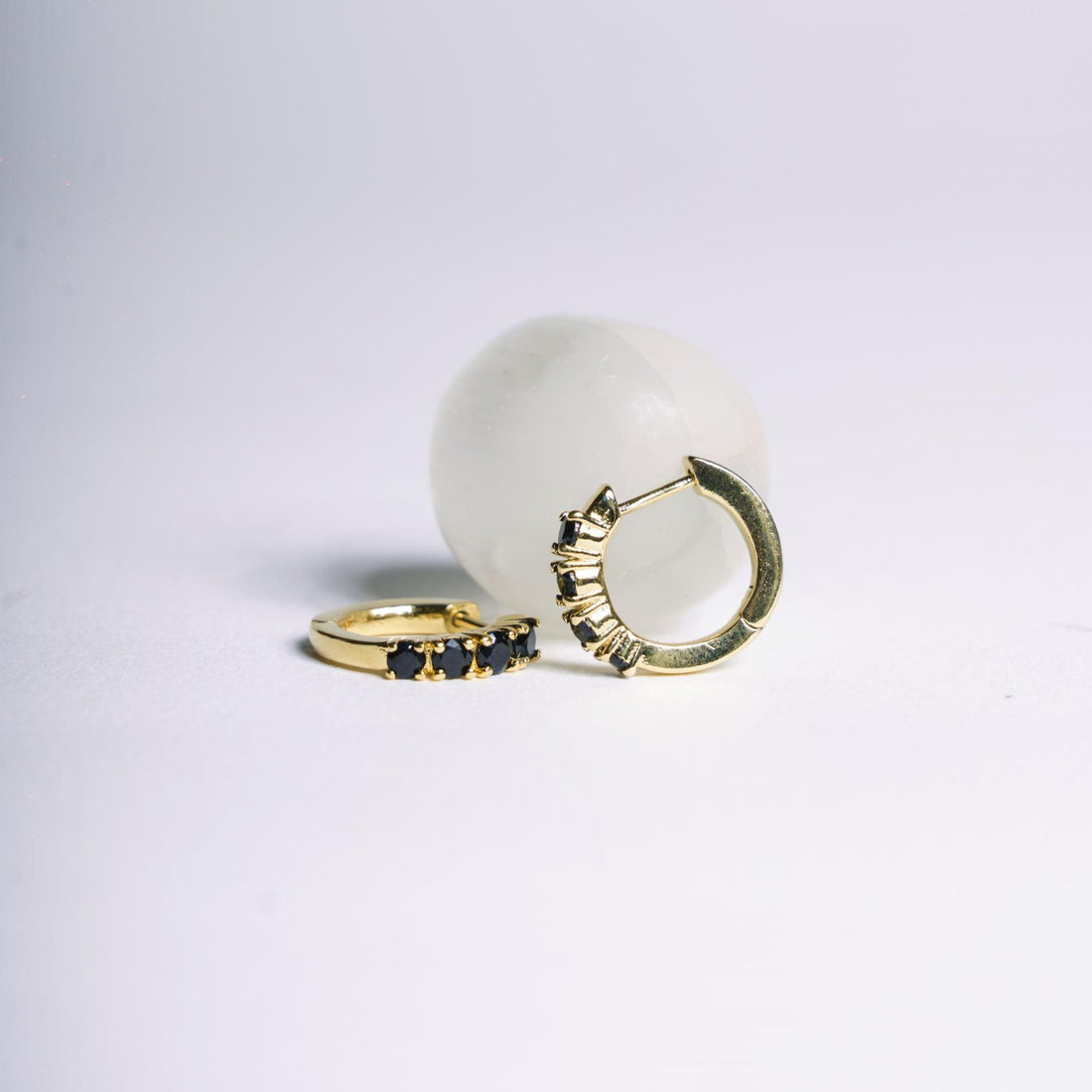 Boucles d’oreilles Eva en plaqué or 18 carats avec cinq pierres noires élégantes – Jossepo