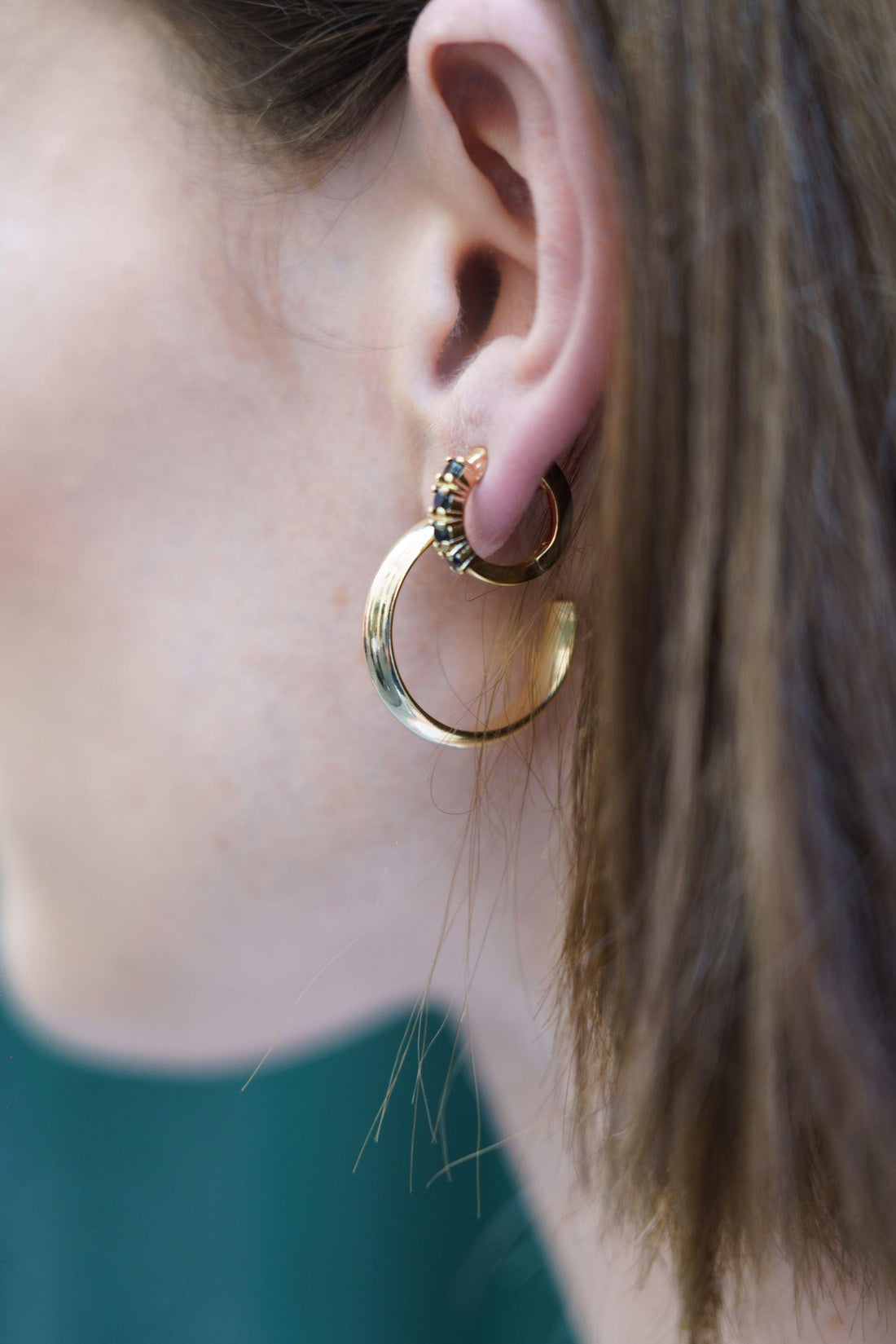 Mini créole Eva dorée avec pierres noires en façade – Jossepo