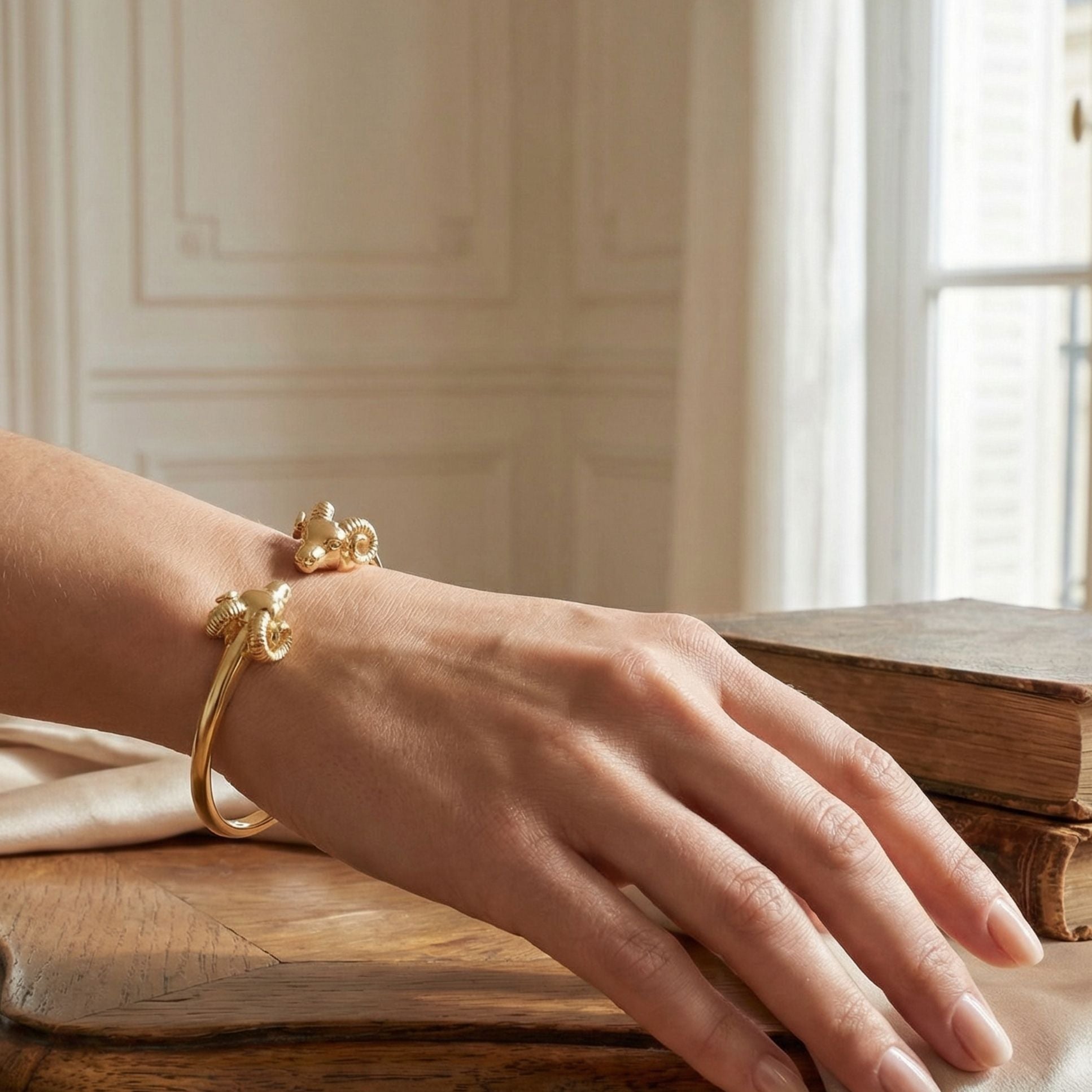 Jonc Bélier porté au poignet bijou de caractère femme – Jossepo