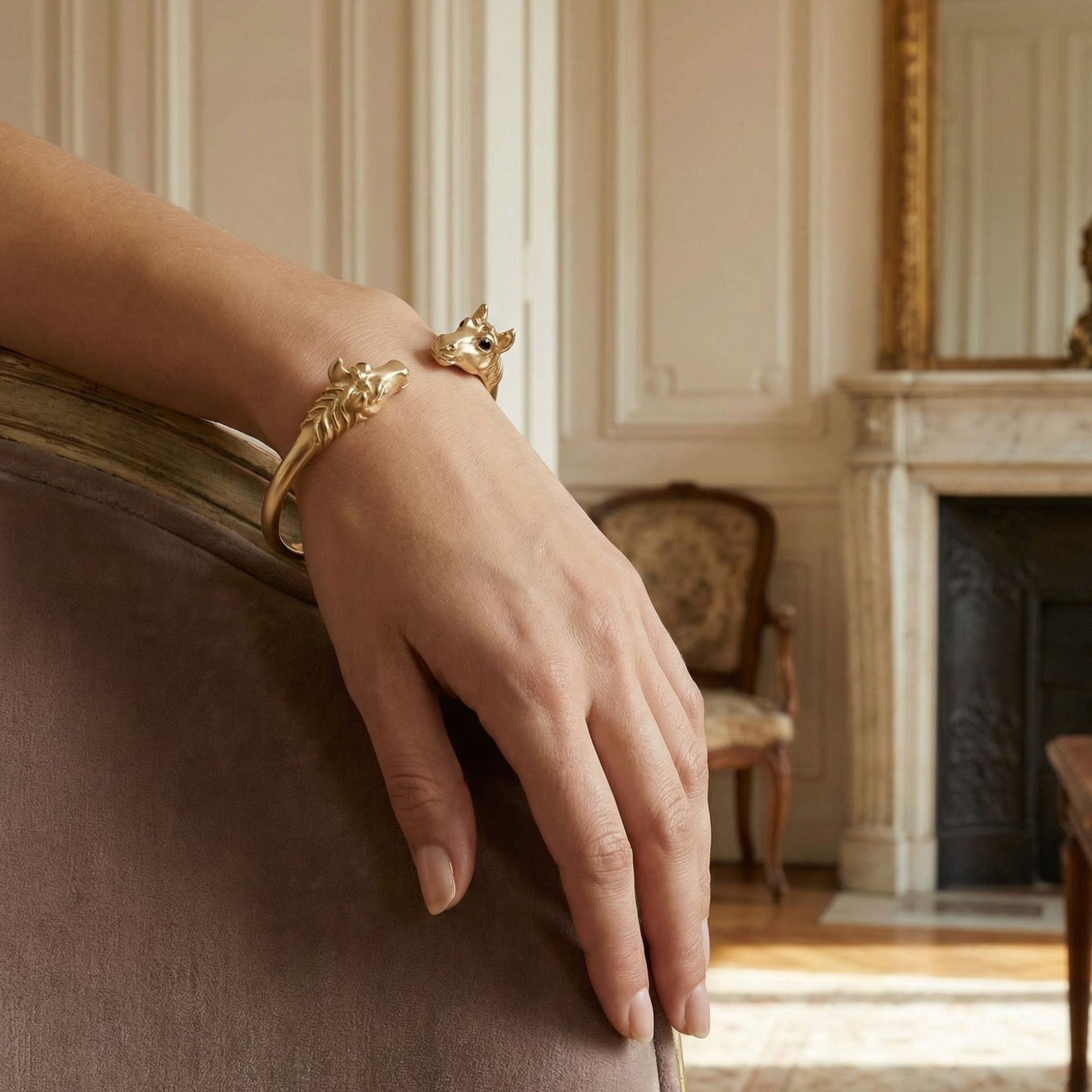 Jonc Cheval porté au poignet bijou de caractère femme – Jossepo