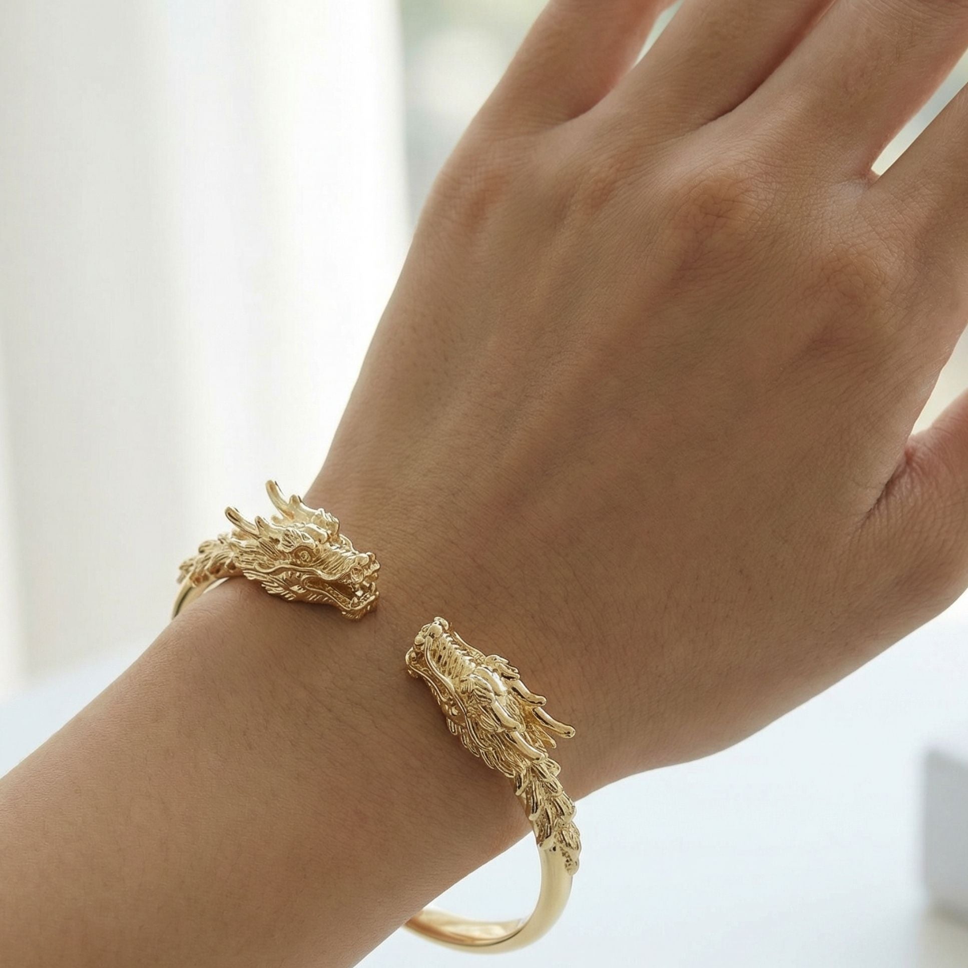 Détail jonc Dragon plaqué or 18 carats bijou sculptural – Jossepo