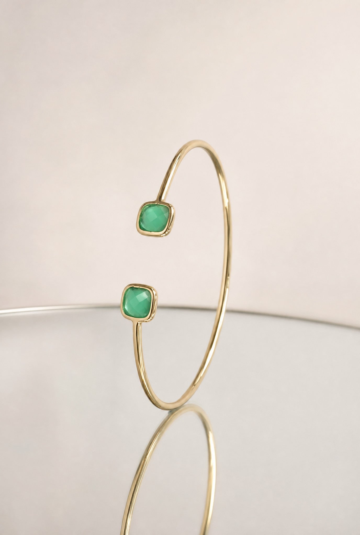 Détail jonc Esmeralda plaqué or 18 carats bijou raffiné – Jossepo