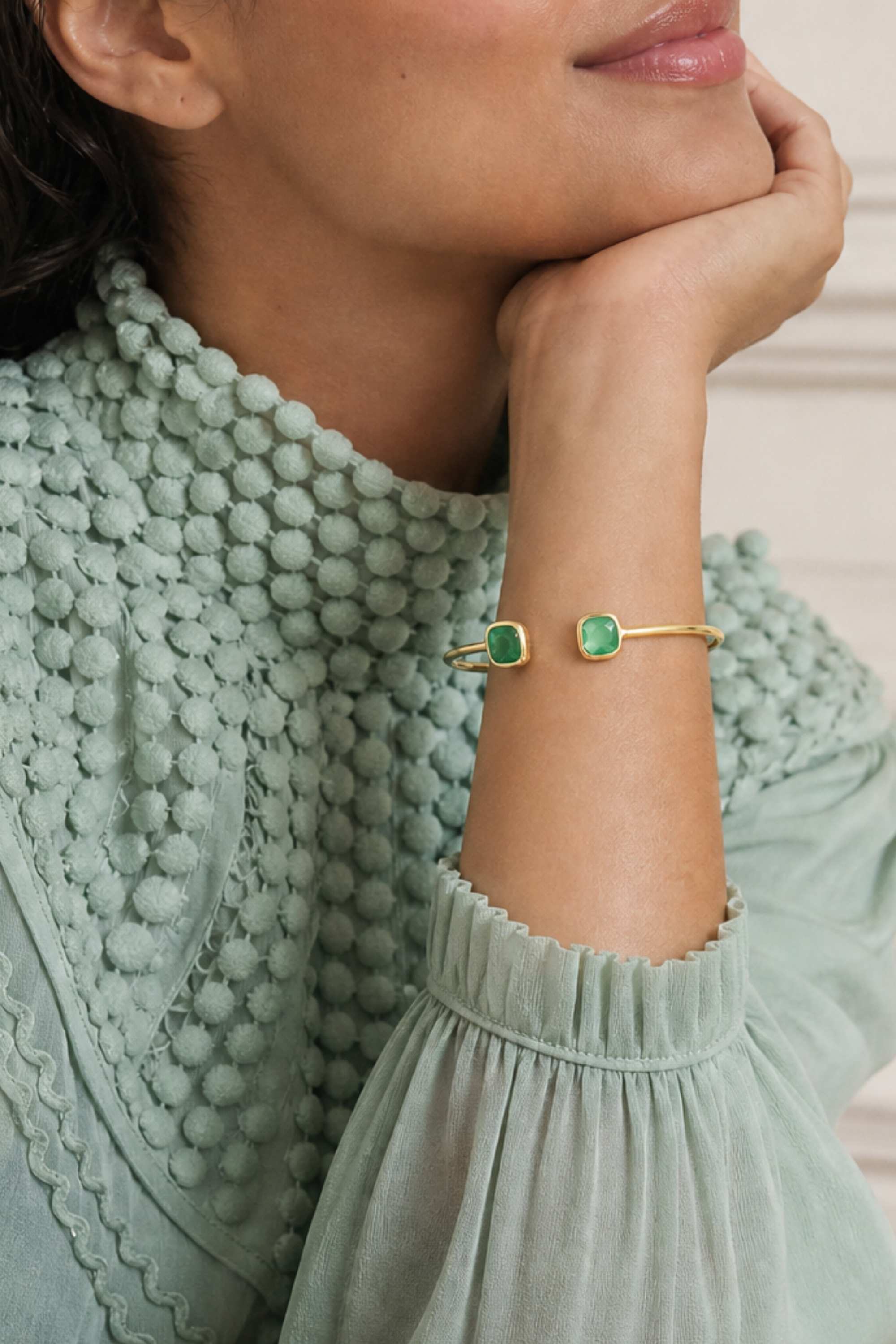 Jonc Esmeralda porté au poignet style chic et moderne – Jossepo
