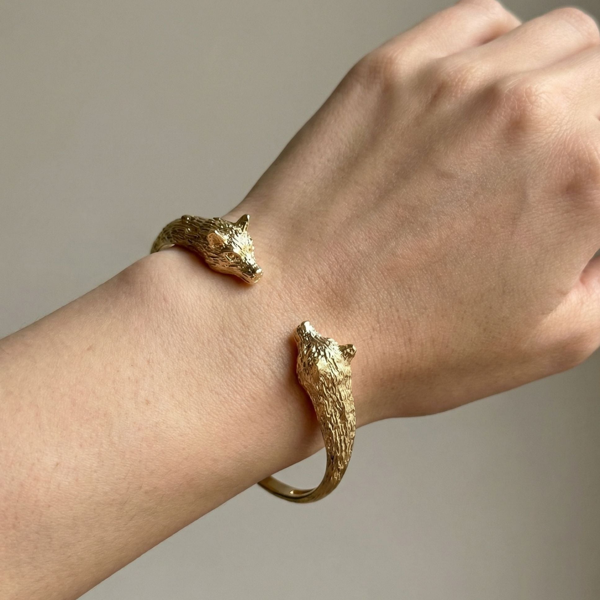 Jonc Loup porté au poignet bijou de caractère femme – Jossepo