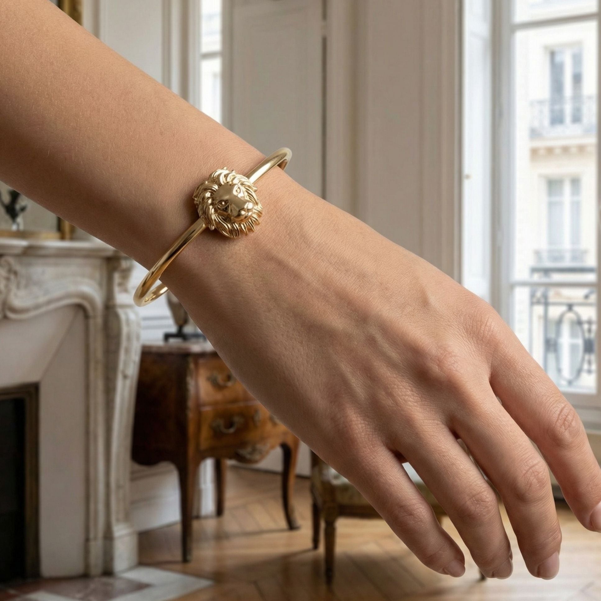 Jonc Tête de lion porté au poignet bijou de caractère femme – Jossepo