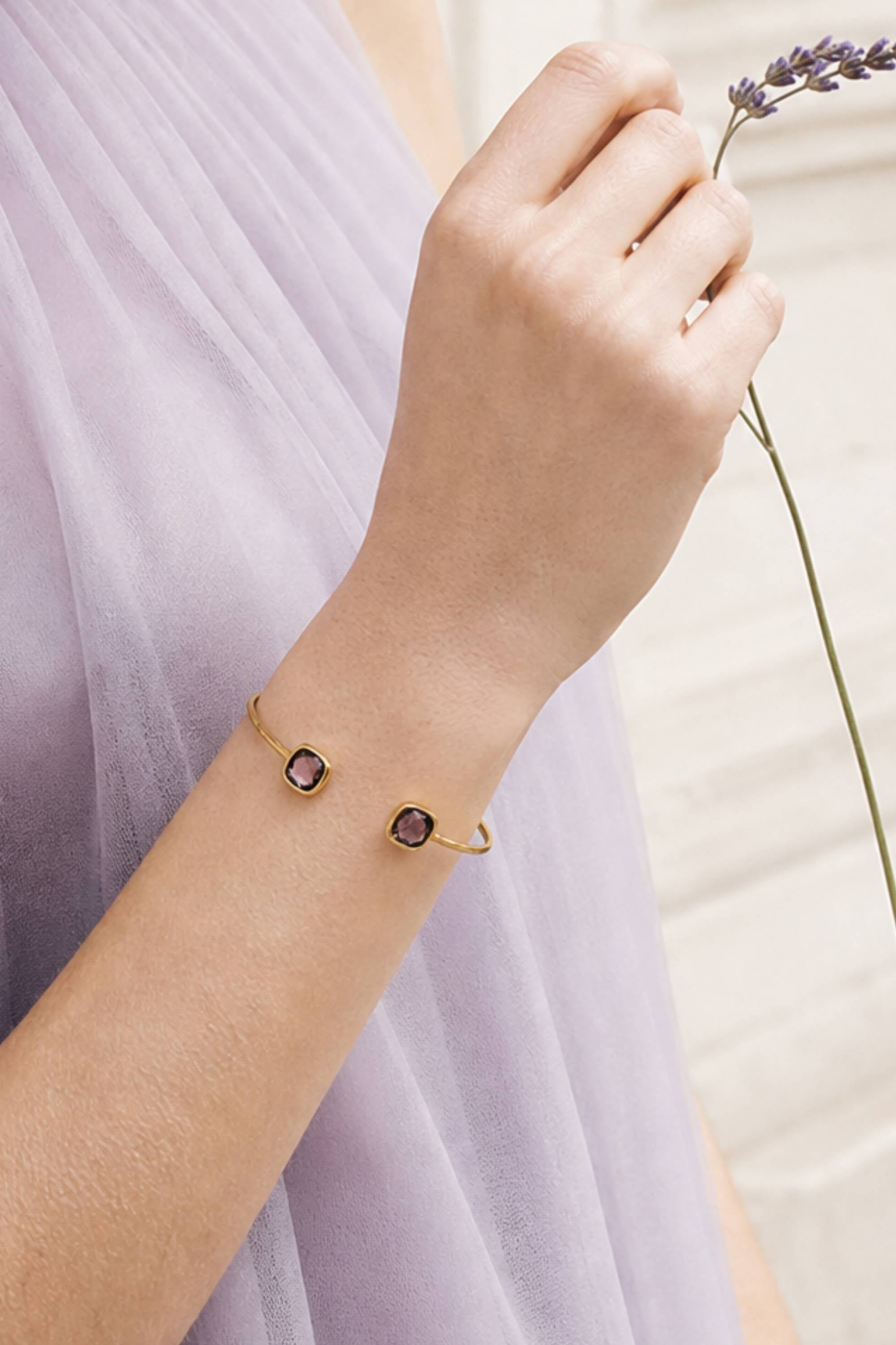 Jonc Violeta porté au poignet style élégant et moderne – Jossepo