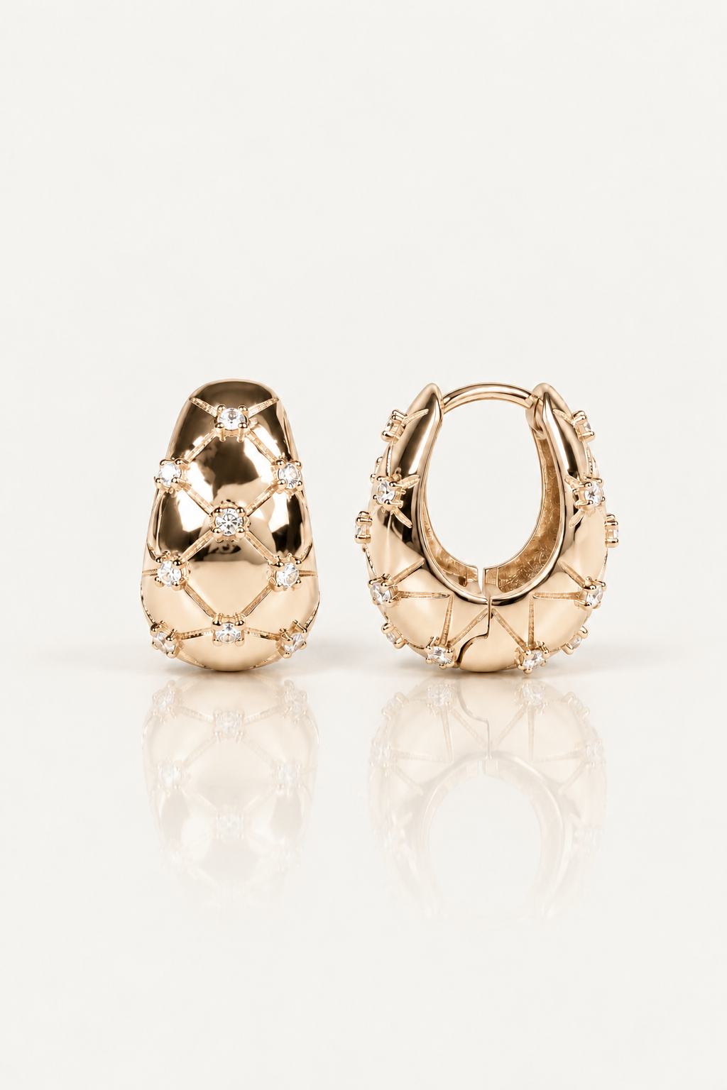 Boucles d’oreilles Marceau, créoles dorées bombées à motif croisé et pierres transparentes, vues de face et de profil