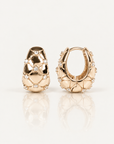 Boucles d’oreilles Marceau, créoles dorées bombées à motif croisé et pierres transparentes, vues de face et de profil
