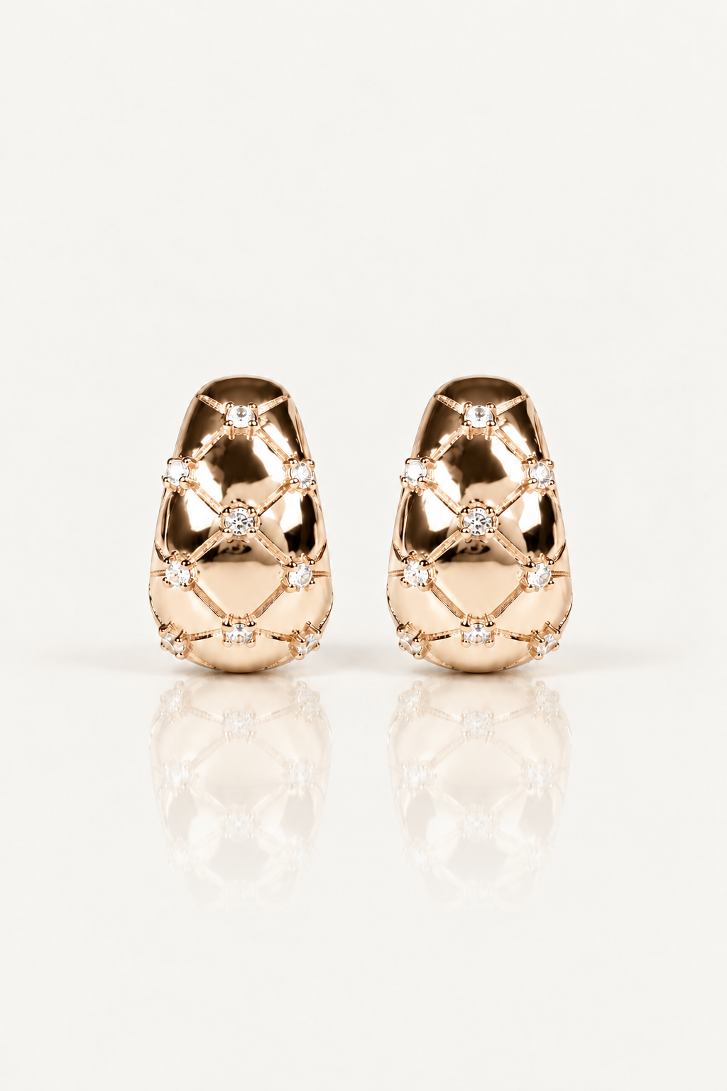 Boucles d’oreilles Marceau en plaqué or, paire vue de face, alignée sur fond clair avec reflet.