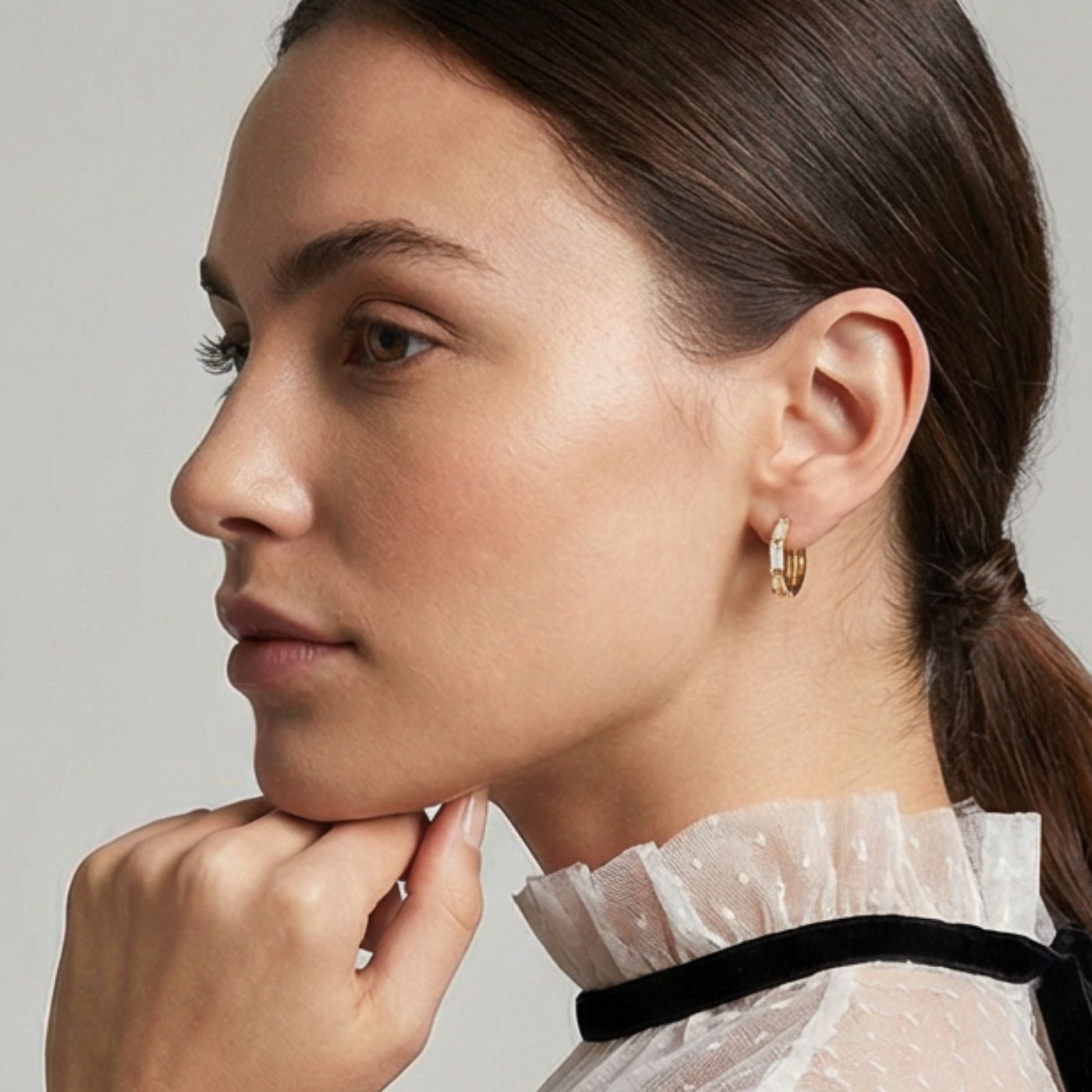 Mini créoles Héloïse en plaqué or avec zircons, bijou fin et lumineux porté – Jossepo