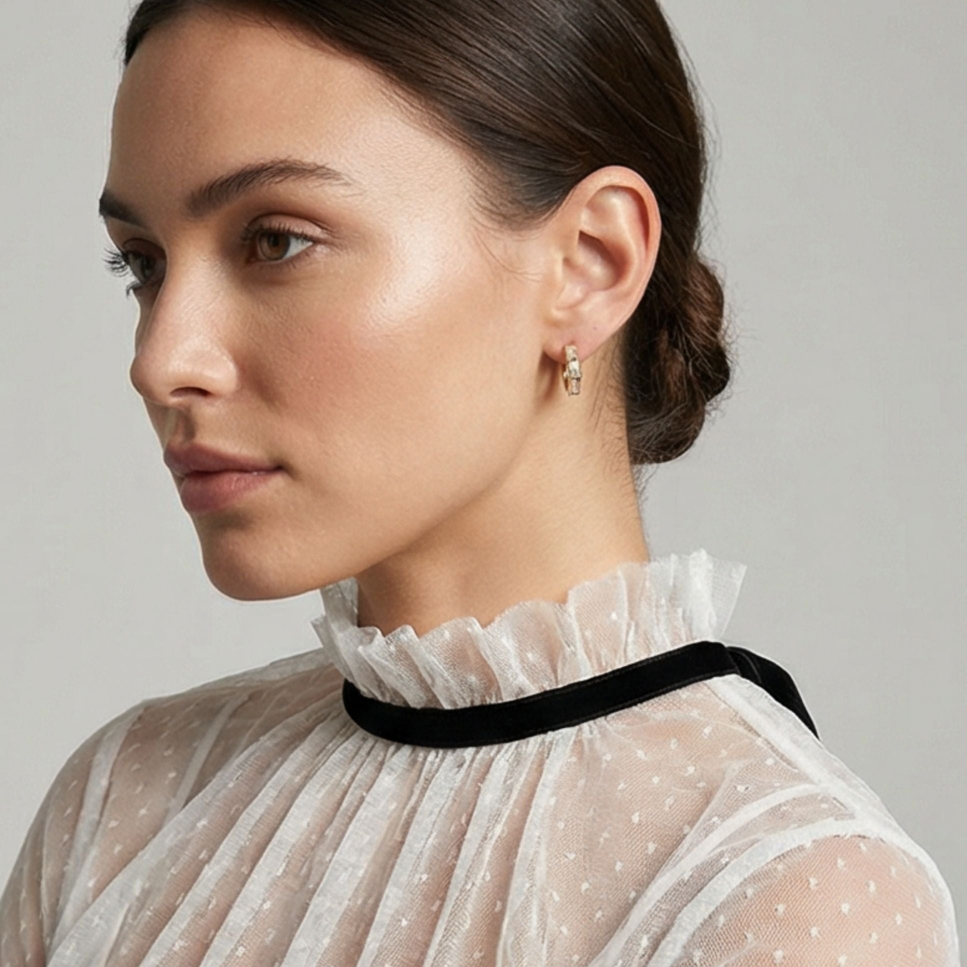 Boucles d’oreilles mini créoles Héloïse élégantes en plaqué or portées à l’oreille – Jossepo