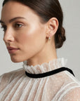 Boucles d’oreilles mini créoles Héloïse élégantes en plaqué or portées à l’oreille – Jossepo
