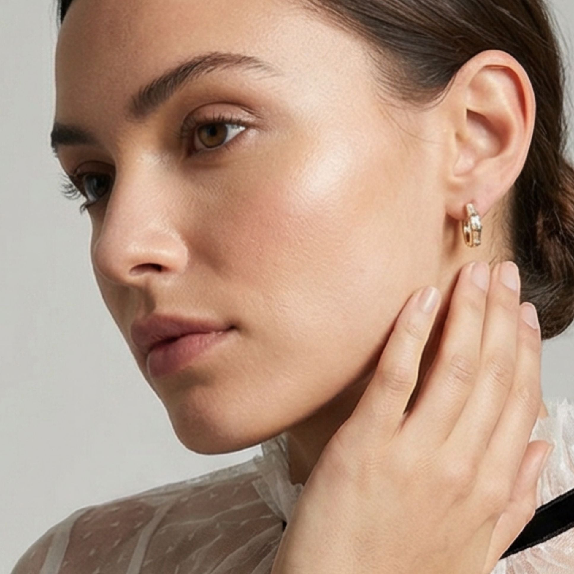 Détail des mini créoles Héloïse en plaqué or ornées de zircons – Jossepo