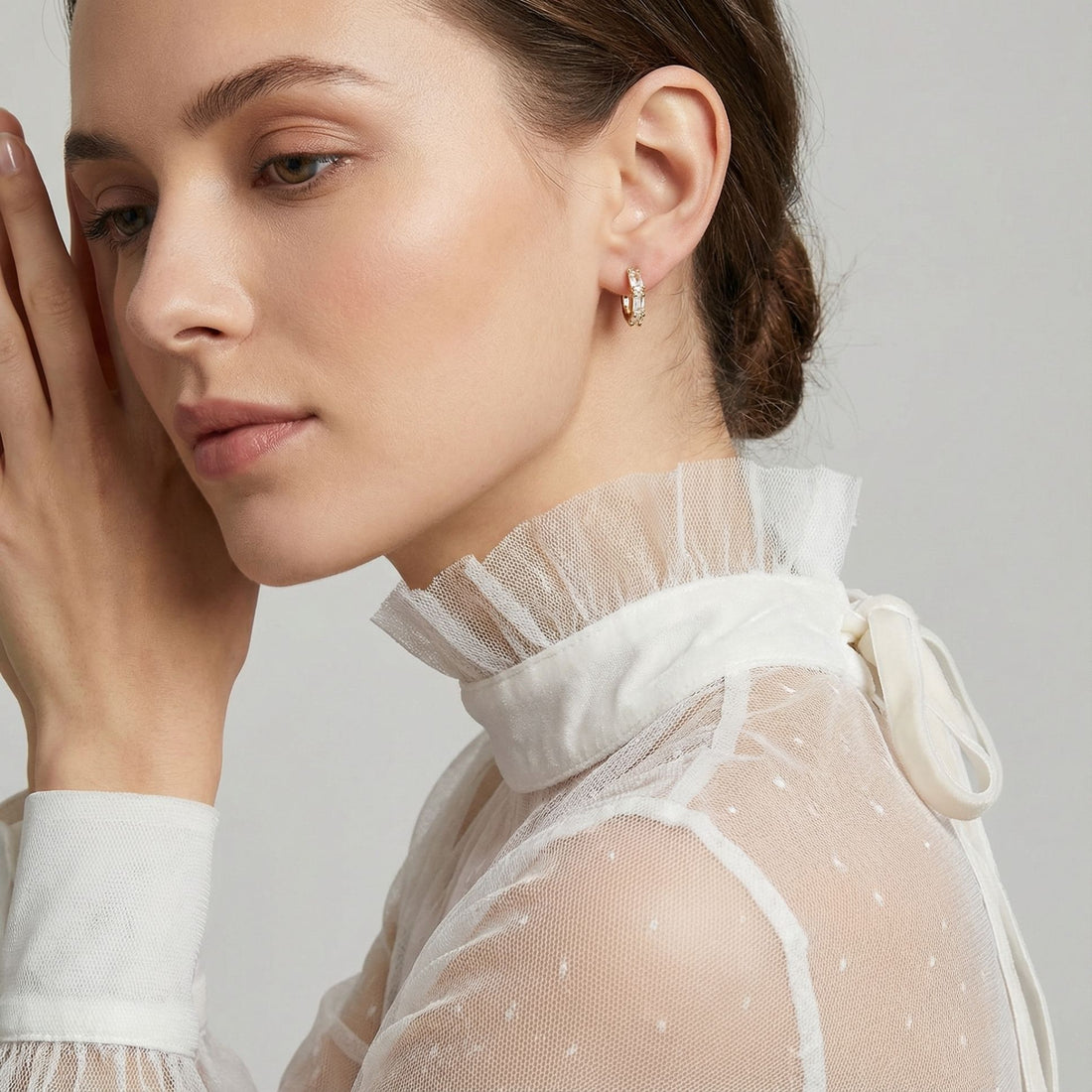 Mini créoles Héloïse en plaqué or avec zircons portées, vue de profil élégante – Jossepo